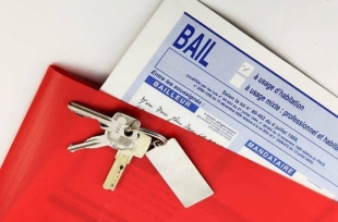 Photographie d'un bail et de clés d'appartement